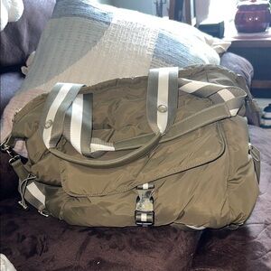 Tommy Bahama Go Everywhere Olive Green Shoulder Puffer Cargo Tote.